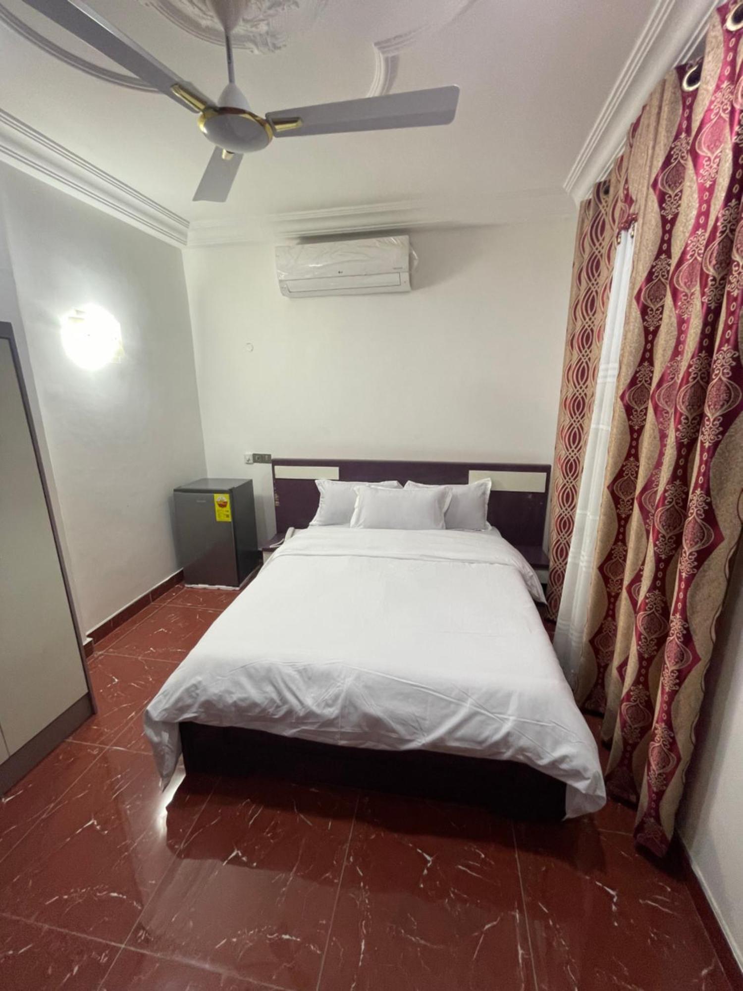 George Vee Hotel Ltd 쿠마시 외부 사진